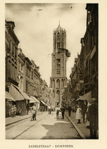120355 Gezicht in de Zadelstraat te Utrecht, uit het westen; op de achtergrond de Domtoren.