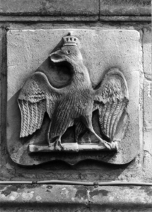 153976 Afbeelding van het wapen van het koninkrijk Pruisen aan de voorgevel van het N.S.-station Valkenburg te Valkenburg.