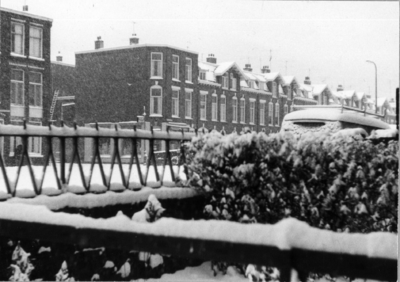 86598 Gezicht op de besneeuwde Zaagmolenkade te Utrecht vanuit de tuin van een huis aan de Willem Arntszkade.