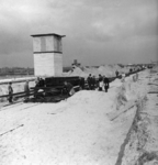 156406 Afbeelding van het leggen van spoor ten behoeve van het in aanbouw zijnde nieuwe N.S.-station Eindhoven, met op ...