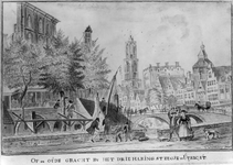 35745 Gezicht op de Oudegracht te Utrecht tussen de Jansbrug en de Stadhuisbrug vanaf de westzijde van de gracht, uit ...