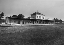 150393 Gezicht op de achtergevel van het N.S.-station Harlingen te Harlingen.