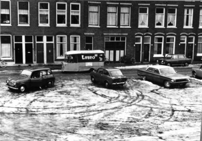 86595 Gezicht op de Zaagmolenkade te Utrecht met op de voorgrond het gedempte Zwarte Water.