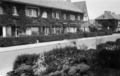 24768 Gezicht op de huizen Prof. Ritzema Boslaan 9-hoger te Maartensdijk, met in het midden de apotheek van E. L. ...