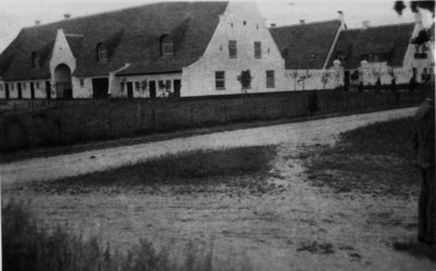 24758 Gezicht op de modelboerderij te Soest.