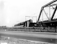 160519 Afbeelding van een electrische trein bestaande uit rijtuigen mat. 1924 ( Blokkendozen ) van de N.S. bij het ...