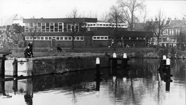 64064 Gezicht op het boten- en clubhuis van de roeivereniging Viking aan het Merwedekanaal te Utrecht (Keulsekade, bij ...