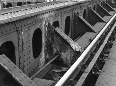 155510 Afbeelding van een beschadiging aan de Gouwebrug te Gouda na een ontsporing.