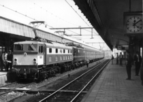 155429 Afbeelding van de electrische locomotief nr. 1501 (serie 1500) van de N.S. met een trein bestaande uit ...