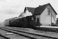 160795 Afbeelding van de stoomlocomotief nr. 36 van de N.T.M. met tram 211 naar Leeuwarden langs het perron van het ...