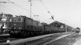 160931 Afbeelding van de electrische locomotief nr. 6000 van de L.N.E.R. (gehuurd door de N.S.) op het N.S.-station ...