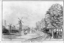 36289 Gezicht vanaf de singel over de stadsbuitengracht te Utrecht uit het noorden, met links de stadswal met twee ...