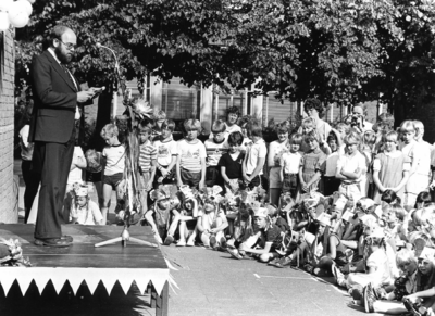 89807 Afbeelding van de heer J. C. J. M. Monden (voorzitter van het bestuur van de Stichting R.K. Scholen De Meern) ...