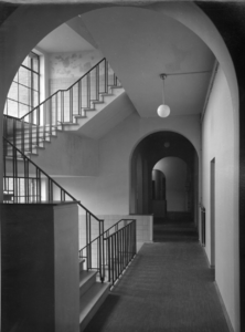 80367 Interieur van het Stadhuis (Stadhuisbrug 1) te Utrecht: gang op de 2e verdieping van de nieuwe uitbreiding.