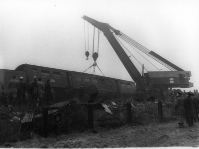 157624 Gezicht op de opruimingswerkzaamheden na de treinramp te Harmelen. In de takels het rijtuig nr. B 6614 (plan E) ...