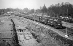 160917 Afbeelding van de diesel-electrische locomotieven nrs. 2271 en 2311 (serie 2200/2300) van de N.S. met een ...
