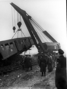 157623 Gezicht op de opruimingswerkzaamheden na de treinramp te Harmelen. In de takels het rijtuig nr. B 6614 (plan E) ...