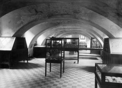 78659 Interieur van het Centraal Museum (Agnietenstraat 1) te Utrecht: tentoonstellingszaal, in de kelderverdieping ...