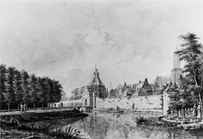 123921 Gezicht vanaf de singel over de stadsbuitengracht op de stadswal te Utrecht uit het noorden, met links de ...