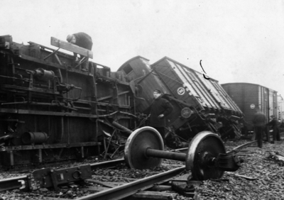 164644 Afbeelding van een ontspoorde goederentrein te Wijhe.