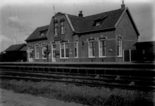 163008 Gezicht op het N.S.-station Metslawier te Metslawier.