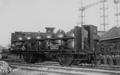 162024 Afbeelding van de goederenwagen (pottenwagen) nr. 520 001 van de N.S. voor de Fa. Wijnhoff, Van Gulpen en Larsen ...