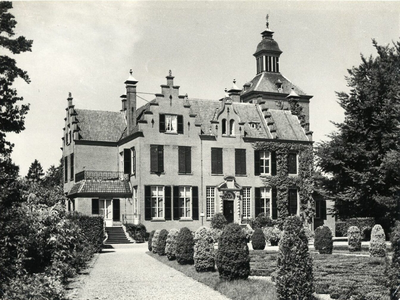 92482 Gezicht op de voorgevel van het landhuis Maarten Maartenshuis met omringende tuin (Amersfoortseweg 98) te ...