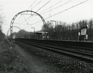 92576 Gezicht op de rails met bovenleidingsportalen in de spoorlijn Utrecht-Hilversum en het perron met abri van het ...