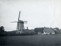 92685 Gezicht op de korenmolen Oog in 't Zeil met naastgelegen boerderij te Darthuizen (gemeente Leersum).N.B. De molen ...