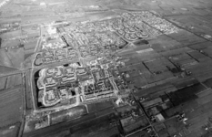 92700 Luchtfoto van de nieuwbouwwijken te Leusden uit het zuidwesten; met op de achtergrond het Valleikanaal.