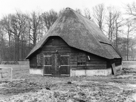 92727 Gezicht op een kop- en zijgevel van de schaapskooi Darthuizerweg 12 te Leersum.N.B. De gemeente Leersum is per 1 ...