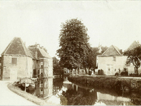 92742 Gezicht op de Korte Linschoten te Linschoten, uit het noordwesten; met links de achtergevels van de huizen aan de ...