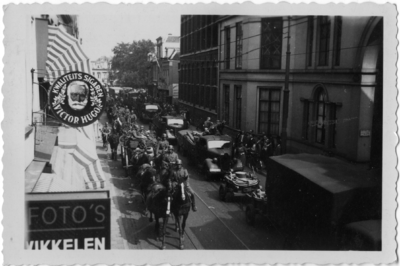 124776 Afbeelding van de intocht van Duitse militairen, in de Wittevrouwenstraat te Utrecht, aan het begin van de ...