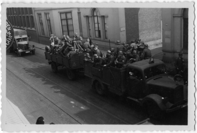 124779 Afbeelding van de intocht van Duitse militairen, in de Wittevrouwenstraat te Utrecht, aan het begin van de ...