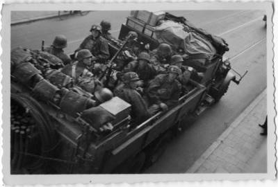 124780 Afbeelding van een legertruck met Duitse militairen tijdens de intocht te Utrecht, aan het begin van de Tweede ...