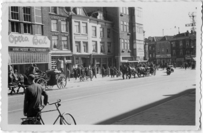 124781 Afbeelding van de intocht van Duitse militairen in de Potterstraat te Utrecht aan het begin van de Tweede ...