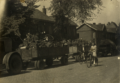 124784 Afbeelding van de bevrijding van Utrecht. Duitse militairen worden weggevoerd in een vrachtwagen, vermoedelijk, ...