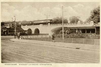 164651 Gezicht op het spoorwegviaduct over de Leidsestraatweg te Wassenaar, met links het haltegebouw van het ...
