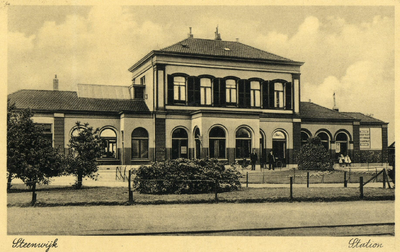 164690 Gezicht op het N.S.-station Steenwijk te Steenwijk.