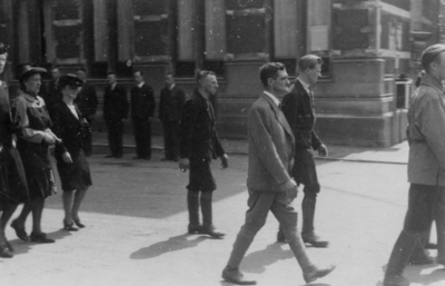 124800 Afbeelding van leden van de B.S. (Binnenlandse Strijdkrachten) op het Domplein te Utrecht tijdens de ...