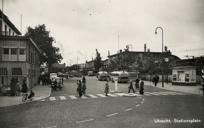 164704 Gezicht op het Stationsplein te Utrecht, vanaf de hoek met de Leidseweg, met links een deel van het hotel ...