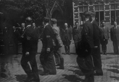 124807 Afbeelding van leden van de B.S. (Binnenlandse Strijdkrachten) op het Domplein te Utrecht tijdens de ...