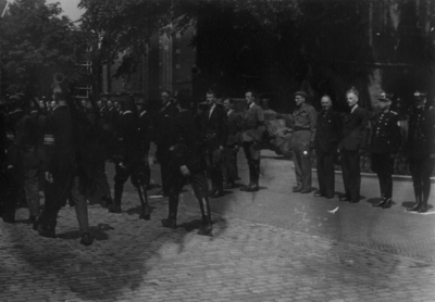124808 Afbeelding van leden van de B.S. (Binnenlandse Strijdkrachten) op het Domplein te Utrecht tijdens de ...