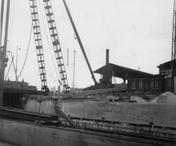 164710 Gezicht op de werkzaamheden ten behoeve van de verbouwing van de tunnel onder het spoor in de Leidseweg te ...