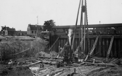 164714 Gezicht op de heiwerkzaamheden ten behoeve van de aanleg van de Leidseveertunnel (westzijde) te Utrecht.N.B. De ...