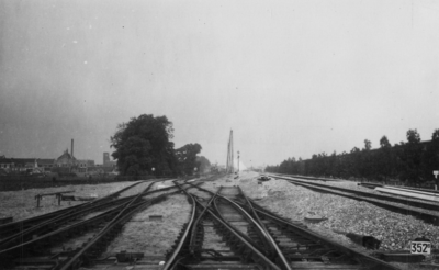 164719 Gezicht op de sporen richting Arnhem en 's-Hertogenbosch te Utrecht, uit het zuidoosten, ter hoogte van de ...