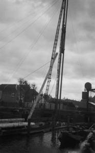 164720 Gezicht op de heiwerkzaamheden ten behoeve van de vernieuwing van de spoorbruggen over de Vaartsche Rijn te ...
