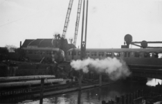 164721 Gezicht op de heiwerkzaamheden ten behoeve van de vernieuwing van de spoorbruggen over de Vaartsche Rijn te ...