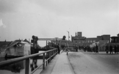 164725 Gezicht op de spoorbruggen over de Vaartsche Rijn te Utrecht, vanaf de Westerkade, met links het landhoofd van ...