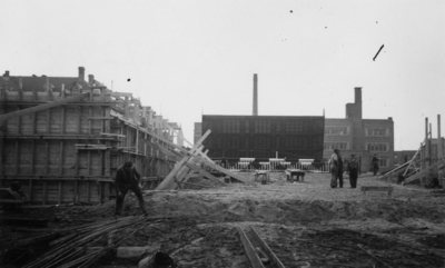 164726 Gezicht op de bouw van het spoorviaduct over de Bleekstraat te Utrecht, met op de achtergrond de oude, ...